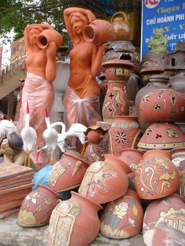 Du lịch Bát Tràng bằng xe trâu Chợ gốm làng cổ Bát Tràng Du khách thử làm thợ 8