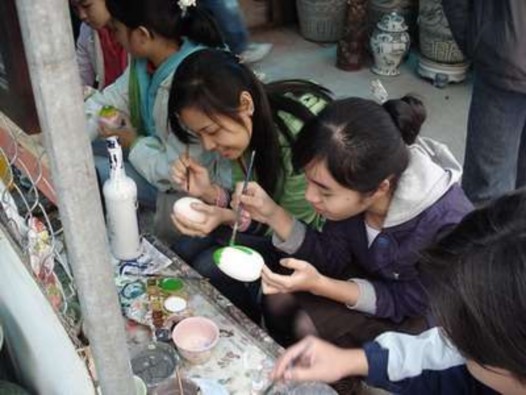 Du khách đến với làng nghề Đến thăm Bát Tràng bằng tàu du lịch trên sông 1