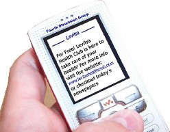 Hình 1 Minh họa kịch bản quảng cáo trên điện thoại di động Hình 2 Minh họa 1