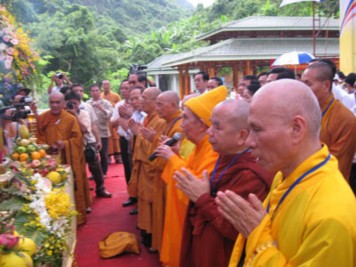 Dâng hương tại Đại lễ cầu siêu cho các anh hùng liệt sĩ đã hi sinh trên 12