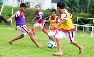 Khi một quả bóng được đá lên nó sẽ đạt đến độ cao nào đó rồi rơi 3