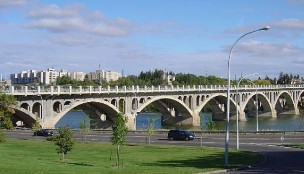 Dưới 2 vòm hình parabol ở hai bên bờ người ta xây dựng đường bộ với mỗi 6