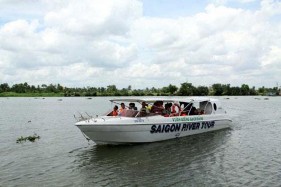 Một canô chạy trên sông trong 8 giờ xuôi dòng 225km và ngược dòng 105km Một 1