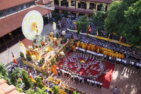 Đại lễ Phật Đản chùa Từ Đàm Đoàn rước Phật đi ngang qua cầu Trường 8