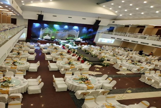 Hình 3 Tiệc cưới tại Nhà hàng Thủ Đô Hình 4 Mẫu sân khấu tiệc cưới của 3