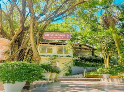 Hình 4 Nhà hàng Sông Hồng Thủ Đô Hình 5 Hình ảnh SV thực tập Setup phòng ăn 5