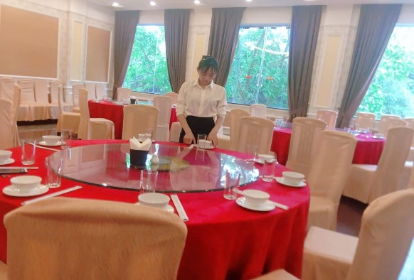 Hình 5 Hình ảnh SV thực tập Setup phòng ăn tại nhà hàng 6
