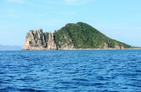 Sa thạch màu ám khói ở gành đá Hòa Thắng ảnh Nguyễn Hữu Xuân Granit ở Hòn 12