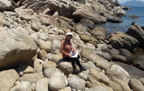 Bãi đá bị mài mòn dưới chân Gành Đèn Bãi tắm Sông Cầu Phỏng vấn người 28