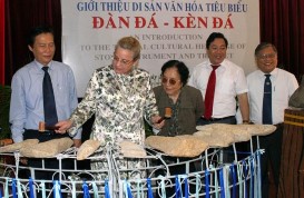 ảnh Nguyễn Hữu Xuân ảnh Nguyễn Hữu Xuân Bazan dạng cột ở vực Hòm 3