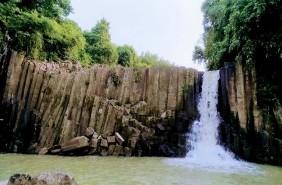 Bazan dạng cột ở vực Hòm ảnh Nguyễn Hữu Xuân Đàn đá Tuy An 6