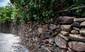 Hàng rào đá thôn Phú Hạnh Tuy An Bộ sưu tầm cối đá Phú Yên trưng bày tại 7