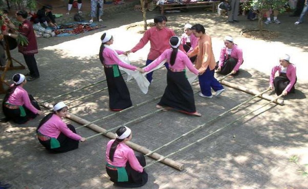 Múa xạp Diễn viên không chuyên biểu diễn cho khách du lịch Nhà sàn người Thái 4