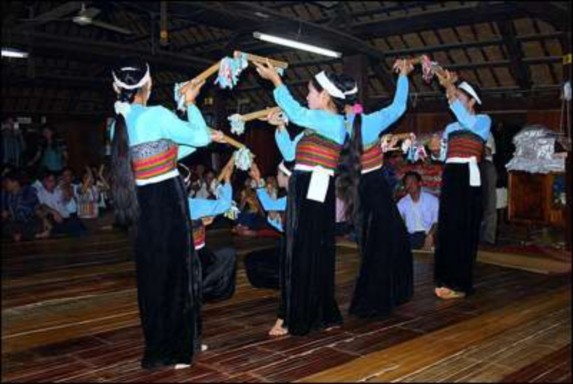 Diễn viên không chuyên biểu diễn cho khách du lịch Nhà sàn người Thái Cô gái 5