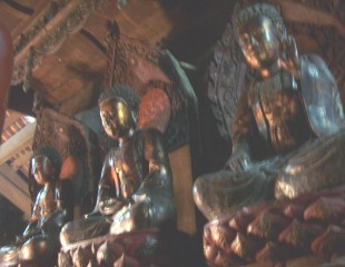 Hệ thống tượng Sách đồng tìm thấy ở tháp Tôn Đức 8