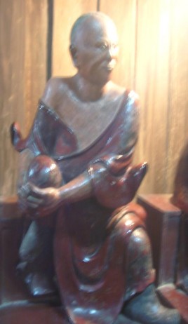 Hệ thống tượng Sách đồng tìm thấy ở tháp Tôn Đức 9