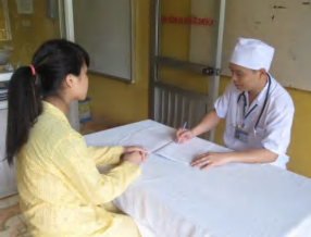 Cán bộ nghiên cứu đang phỏng vấn học để viên thu thập số liệu Cán bộ 3