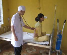 Cán bộ nghiên cứu đang phỏng vấn học để viên thu thập số liệu Cán bộ 4