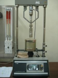 Hình 3 14 Thiết bị nén một trục Lắp mẫu vào máy đặt mức số đọc lực 3