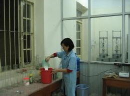 a KTV đang pha trộn phụ gia b Chế bị mẫu đất mô hình Hình 3 27 Chuẩn bị 8