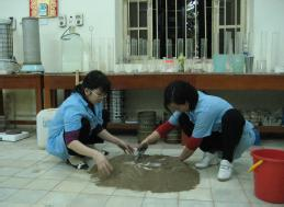 a KTV đang pha trộn phụ gia b Chế bị mẫu đất mô hình Hình 3 27 Chuẩn bị 9