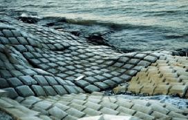 Hình 1 29 Tấm lát mái đê biển bị lún sụt Hình 1 30 Tấm lát mái đê biển 1