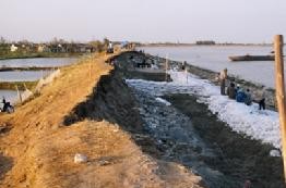 Hình 1 31 Phá huỷ mái phía biển dẫn đến xói hỏng nền đê Hình 1 32 Các viên 3