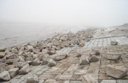 Hình 1 31 Phá huỷ mái phía biển dẫn đến xói hỏng nền đê Hình 1 32 Các viên 4