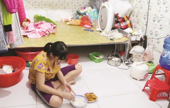 Bữa cơm đạm bạc của bà mẹ đơn thân Nơi ở chật chội Bà mẹ đơn thân T H 1