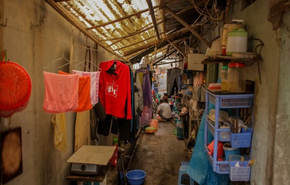 Nơi ở chật chội Bà mẹ đơn thân T H công nhân công ty Asama sau giờ làm tại 2