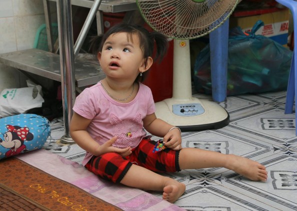 Con công nhân đơn thân tại một nơi giữ trẻ Bà mẹ đơn thân đón con sau giờ 3