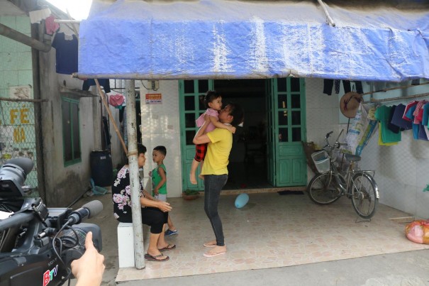 Bà mẹ đơn thân đón con sau giờ làm Cán bộ công đoàn thăm động viên gia đình 4