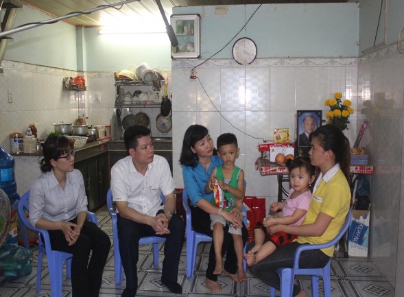 Cán bộ công đoàn thăm động viên gia đình công nhân đơn Bà mẹ đơn thân THL 5