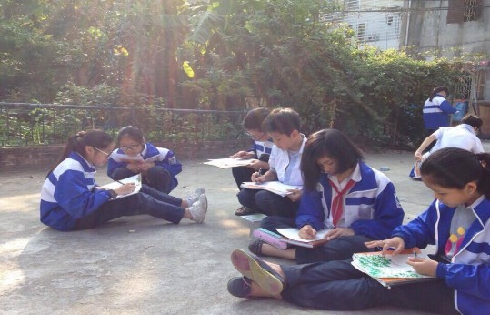 2 2 Tiết học mỹ thuật ngoài trời của học sinh Trường THCS Nguyễn Phong Sắc 2