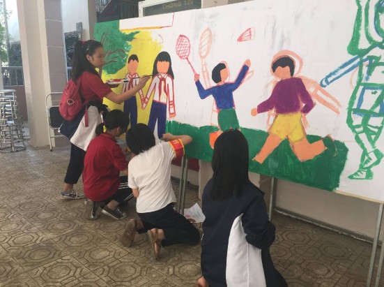 2 9 Hoạt động nhóm vẽ pa nô ngoài trời của học sinh Trường Ngô Gia Tự 3