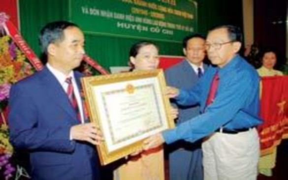 Lãnh đạo huyện Củ Chi đón nhận danh hiệu Anh hùng lao động Nguồn UBND huyện 7