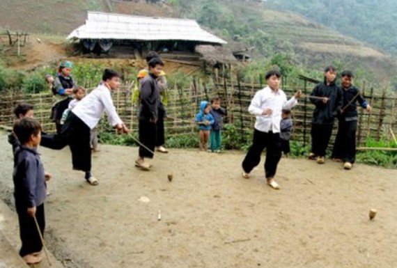 Trò chơi đánh quay của trẻ em dân tộc Mông Giã bánh giày trong ngày hội văn hóa 10