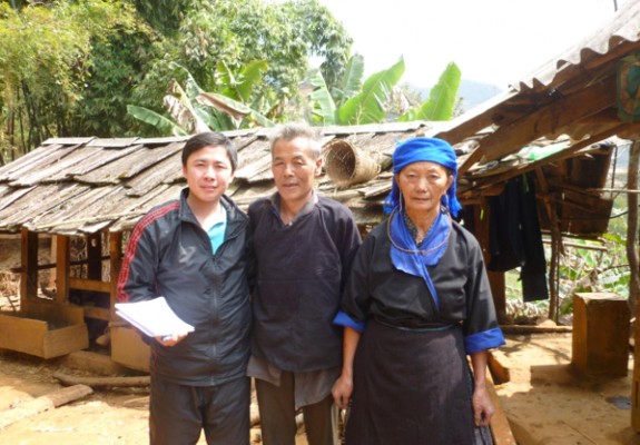 Ảnh tác giả đề tài chụp cùng gia đình nghệ nhân Giàng A Chư xã La Pán Tẩn 13