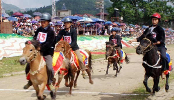 Lễ hội đua ngựa ở Mù Cang Chải – Yên Bái Thiếu nữ Mông ở Phình Hồ 3