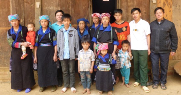 Ảnh tác giả chụp cùng gia đình nghệ nhân Lý Nủ Chu xã La Pán Tẩn – Mù Cang 7