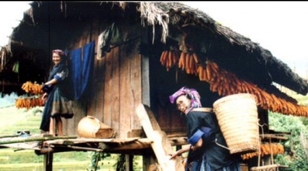 Quang cảnh chòi Mông – Mù Cang Chải – Yên Bái Trò chơi đánh quay của trẻ em 9