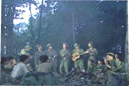 Sinh hoạt văn hóa văn nghệ của một đơn vị bộ đội Hò kéo pháo Tiếp vận 1