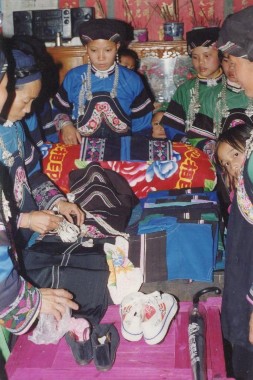 Phụ lục 5 6 Nhà gái kiểm tra lễ vật nhà trai mang sang Phụ lục 5 7 Nhà gái 10