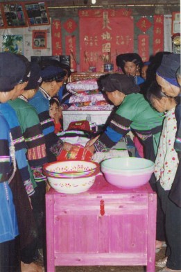 Phụ lục 5 7 Nhà gái kiểm tra lễ vật nhà trai mang sang Phụ lục 5 8 Nhà gái 11