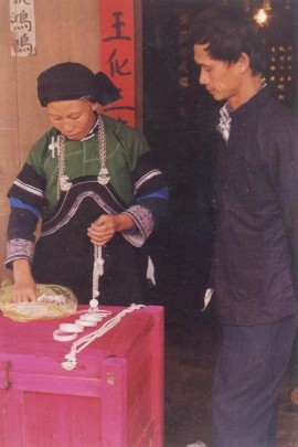 Phụ lục 5 8 Nhà gái kiểm tra lễ vật đồ trang sức nhà trai mang sang Phụ 12