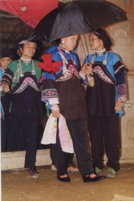 Phụ lục 5 10 Cô dâu được người bạn gái che ô theo đoàn đưa dâu về nhà 14