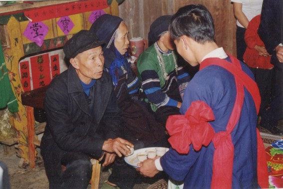 Phụ lục 5 4 Chú rể mời nước đường ông bà bố mẹ trong lễ tập cúng 8