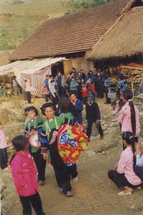 Phụ lục 5 14 Đoàn đưa dâu trên đường về nhà trai Phụ lục 5 15 Đoàn đưa 3