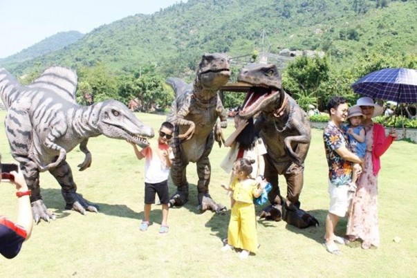 Hình 2 8 Công viên khủng long nguồn website CVSKN Núi Thần Tài 2 2 ĐẶC ĐIỂM 1