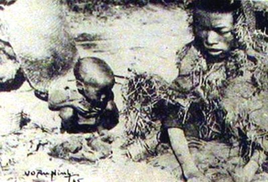 Đói nhưng chỉ biết ngồi chờ chết Xương người chết đói được chất thành 3